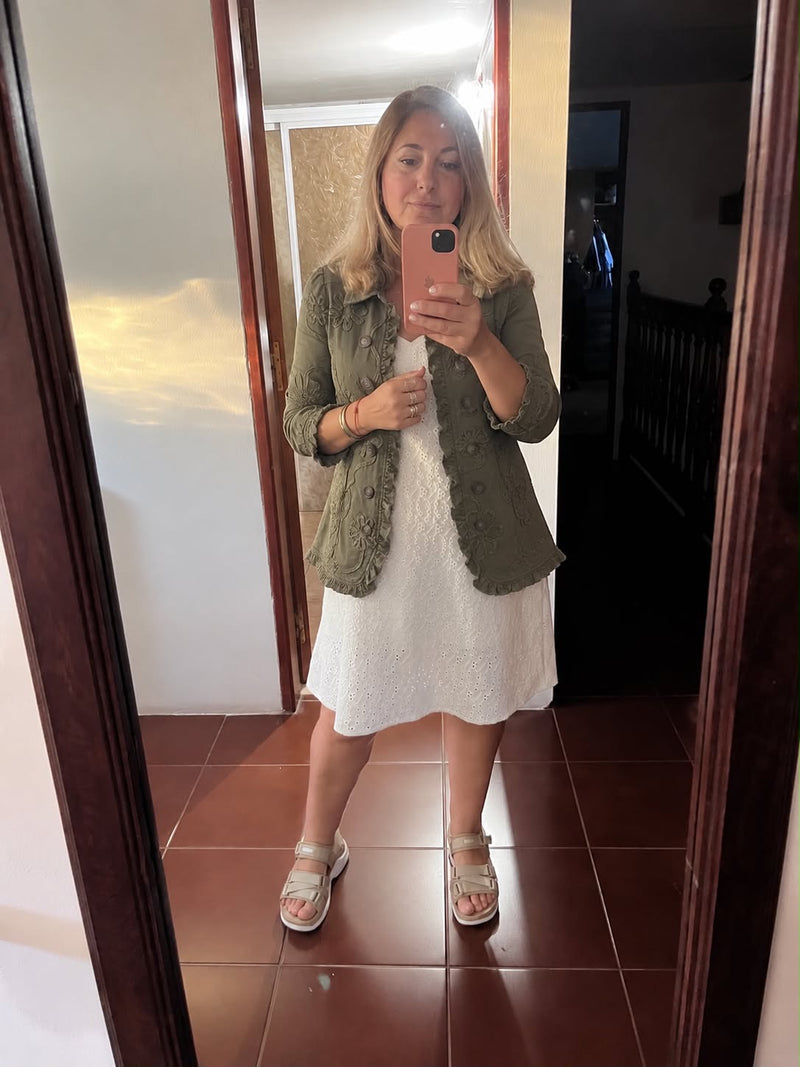 Évelyne B. - Assunta™ | Chaqueta bordada con volantes