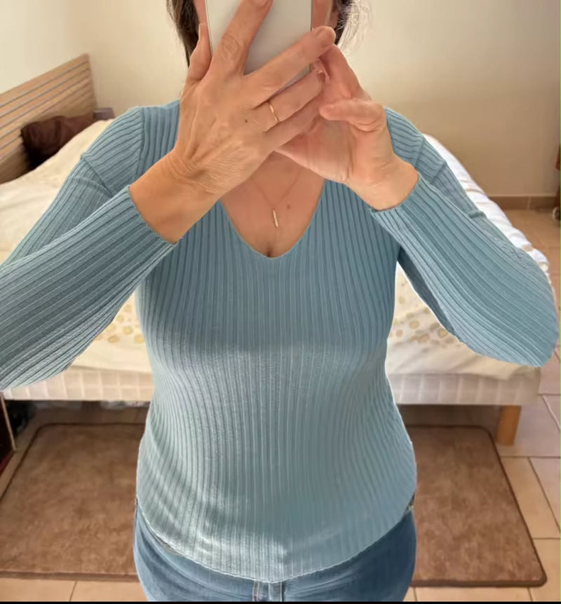 Céline P. - Colette™ | Pull fin côtelé col V